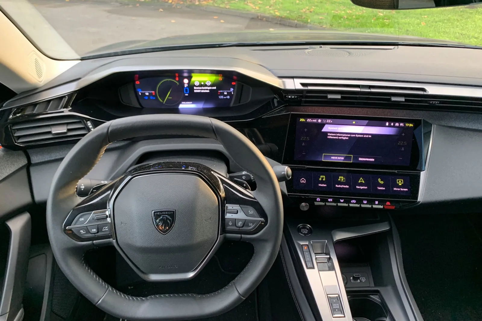 Das vielfach konfigurierbare Kombiinstrument hinter dem Lenkrad ist weit oben angesiedelt. Dadurch erreicht Peugeot einen Effekt, der fast an ein Head-up-Display herankommt. Die 10-Zoll-Digitalinstrumente des i-Cockpit sind Serie, ebenso wie der zum Fahrer angewinkelte 10-Zoll-Touchscreen in der Mittelkonsole.